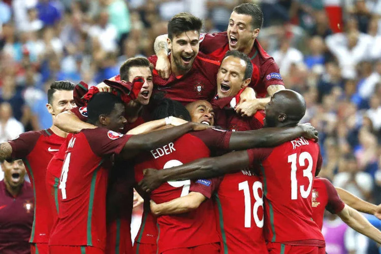 Jogadores de Portugal comemoram vitória na final da Eurocopa, contra a França (REUTERS/Michael Dalder Livepic)