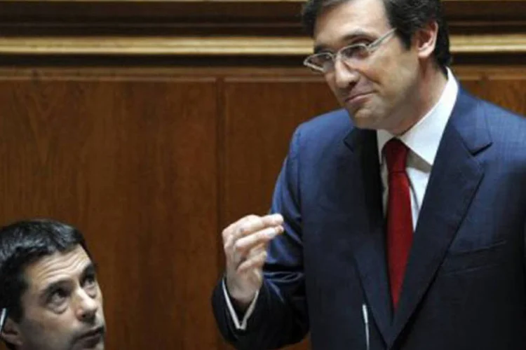 O ministro das Finanças de Portugal, Vitor Gaspar (e), e o premiê Pedro Passos: para Gaspar,  as "golden shares são incompatíveis com a liberdade de movimento de capitais" (Francisco Leong/AFP)