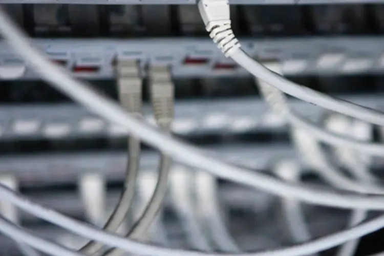 
	Cabos de rede conectados a uma das m&aacute;quinas dos servidores da Portugal Telecom:
 (Mario Proenca/Bloomberg)