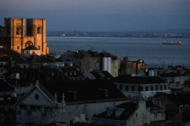 
	Portugal: este m&ecirc;s, o Banco Central do pa&iacute;s disse que estava suspendendo temporariamente a venda do Novo Banco, institui&ccedil;&atilde;o criada a partir da fal&ecirc;ncia do Banco Esp&iacute;rito Santo no ano passado
 (Cesar Lucas Abreu/Getty Images)