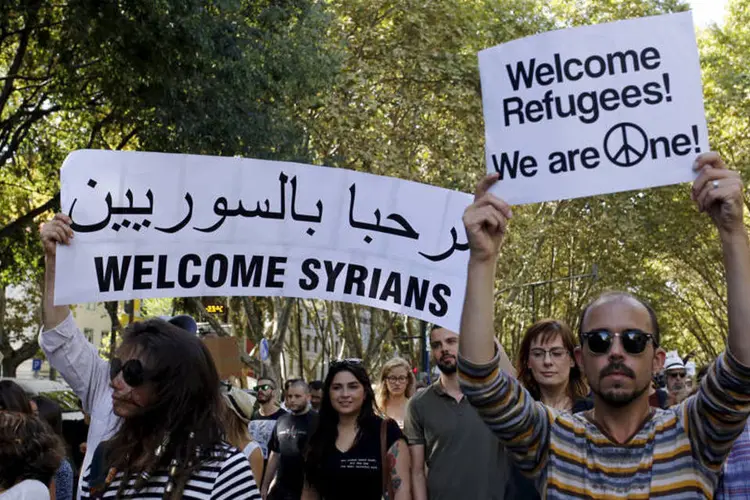 
	Manifestantes d&atilde;o boas-vindas a refugiados s&iacute;rios em Portugal: jovens estudam desde 2014 em territ&oacute;rio lusitano, que apesar de se recuperar de uma grave recess&atilde;o econ&ocirc;mica, os acolheu de bra&ccedil;os abertos
 (REUTERS/Hugo Correia)