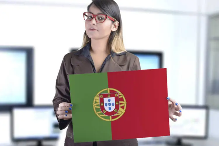 Mulher segura bandeira de Portugal: brasileiros podem usar nota do Enem para se candidatar à graduação em universidades portuguesas (Thinkstock)