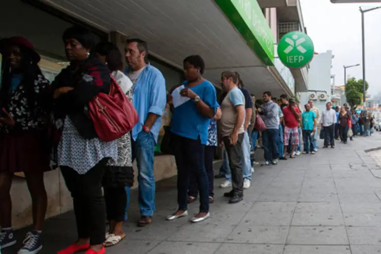 Candidatos formam fila para entrar em um centro de empregos em Sintra, Portugal: taxa de desemprego atigiu um recorde de 18% (Mario Proenca/Bloomberg)