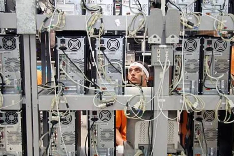 Fábrica da Positivo: a área construída da unidade fabril de Curitiba será ampliada em 44,5% (.)