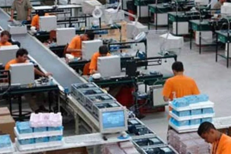 Linha de produção da Positivo
