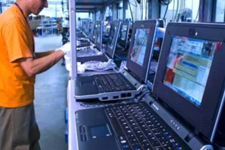 Funcionários realiza testes em fábrica da Positivo em Curitiba