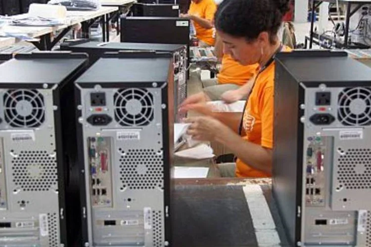 Linha de montagem da Positivo: 425,7 mil unidades foram vendidas no primeiro trimestre (.)
