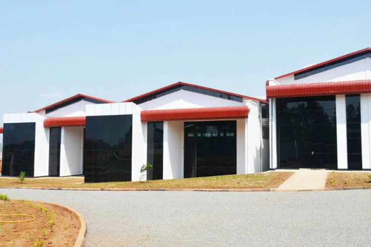 Fábrica da Positivo em Ruanda: planta tem capacidade para produzir 60.000 aparelhos por mês (Divulgação/Positivo)