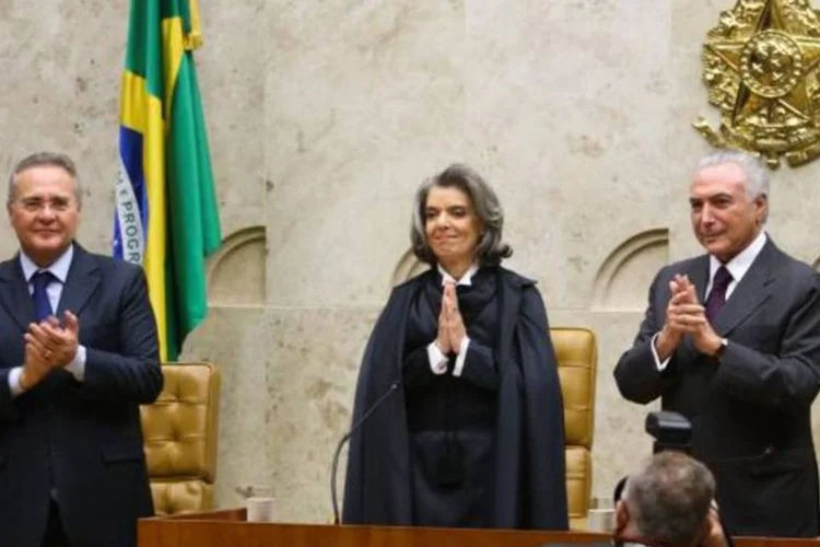 
	Posse de C&aacute;rmen L&uacute;cia: para a ministra, uma transforma&ccedil;&atilde;o no Judici&aacute;rio &eacute; &quot;urgente e necess&aacute;ria&quot;, diminuindo o tempo de dura&ccedil;&atilde;o dos processos
 (Wilson Dias/Agência Brasil)