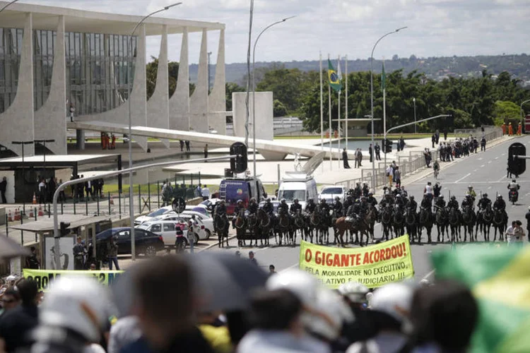 
	Pal&aacute;cio do Planalto: &quot;ajude a derrubar a Dilma e volte a viajar para Miami e Orlando. Se ela cair, o d&oacute;lar cai junto&quot;, publicou Itagiba
 (Ricardo Moraes / Reuters)