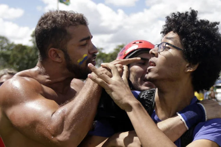 
	Protesto: de ambos os lados, &eacute; poss&iacute;vel ouvir o estouro de fogos de artif&iacute;cio, cornetas e apitos
 (Ricardo Moraes / Reuters)