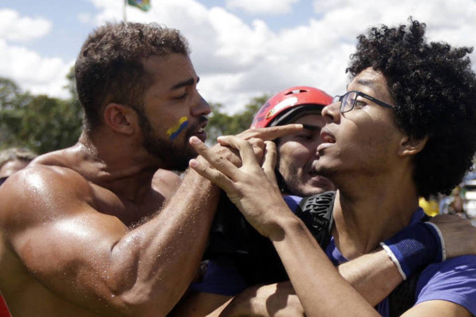 Clima entre manifestantes fica tenso na Esplanada