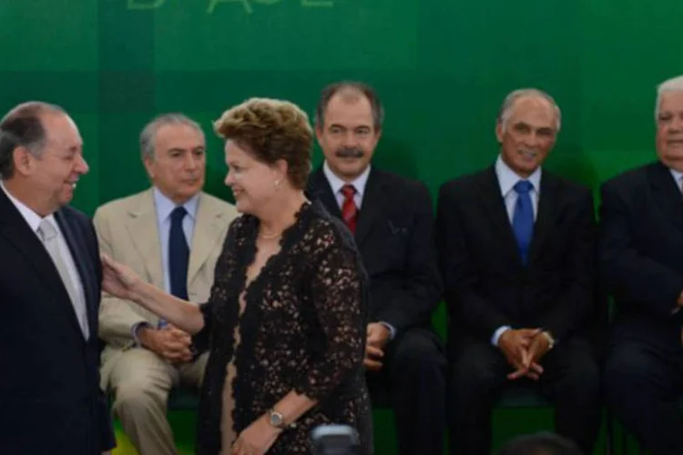 
	Dilma d&aacute; posse a ministros: tentativa do governo de melhorar a rela&ccedil;&atilde;o com o PMDB vai ter novo cap&iacute;tulo no fim da tarde, quando o l&iacute;der da legenda na C&acirc;mara se encontra com Michel Temer
 (Marcelo Camargo/Agência Brasil)