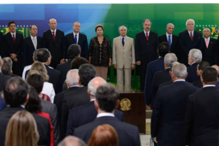 
	Dilma d&aacute; posse a ministros: a&nbsp;presidente tamb&eacute;m empossou hoje os novos chefes do Desenvolvimento Agr&aacute;rio, da Pesca e Aquicultura, e da Agricultura, Pecu&aacute;ria e Abastecimento
 (Marcelo Camargo/Agência Brasil)