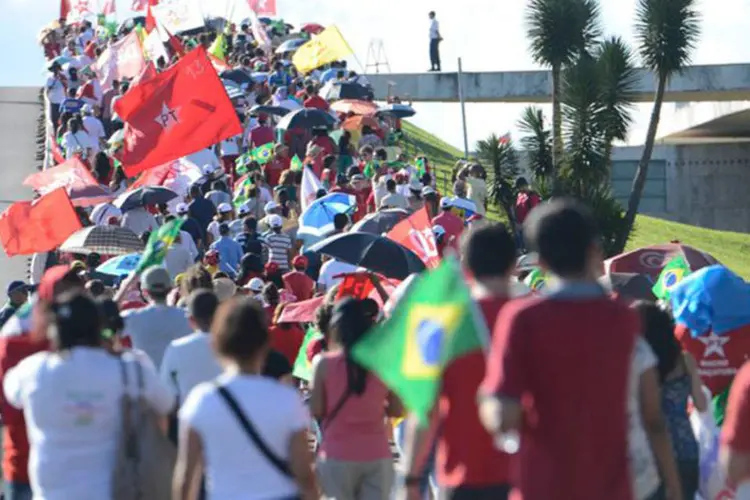 
	P&uacute;blico comparece &agrave; Esplanada dos Minist&eacute;rios para acompanhar a posse de Dilma
 (José Cruz/Agência Brasil)