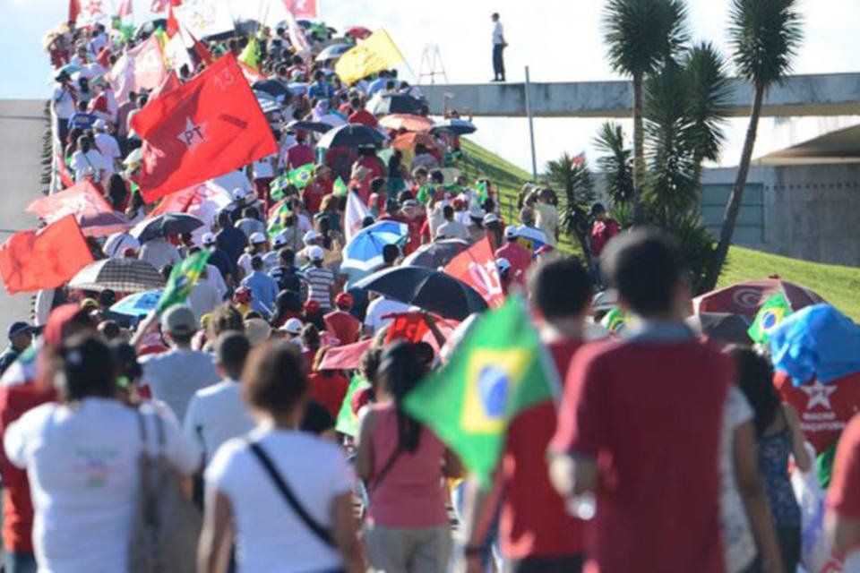 Grupo de militantes do PT vai de Santo André a Brasília