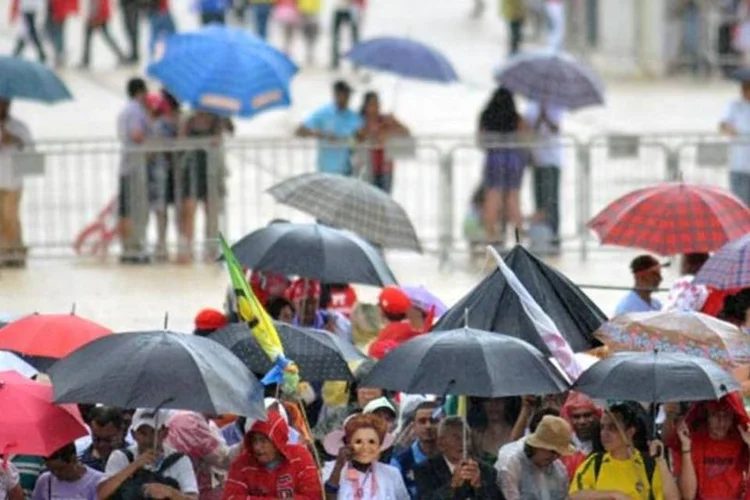Populares aguardam chegada de Dilma ao Palácio do Planalto (Marcello Casal Jr/Agência Brasil)