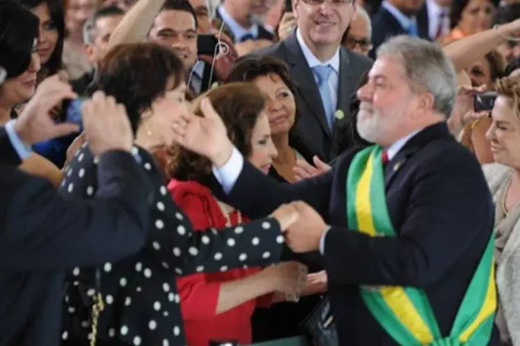Lula cumprimentou a multidão antes de depois de passar a faixa presidencial a Dilma (Marcello Casal Jr/Agência Brasil)