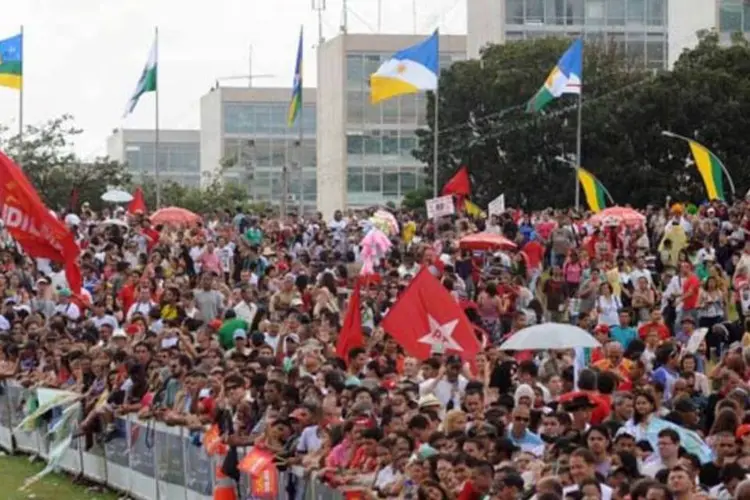 Moradores de Brasília e pessoas do Brasil inteiro foram à praça dos Três Poderes conferir a posse (Antônio Cruz/Agência Brasil)