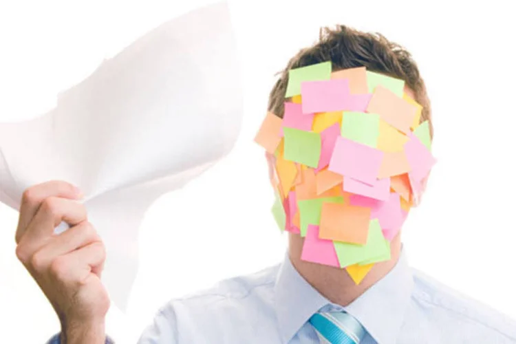 Homem com post-it no rosto