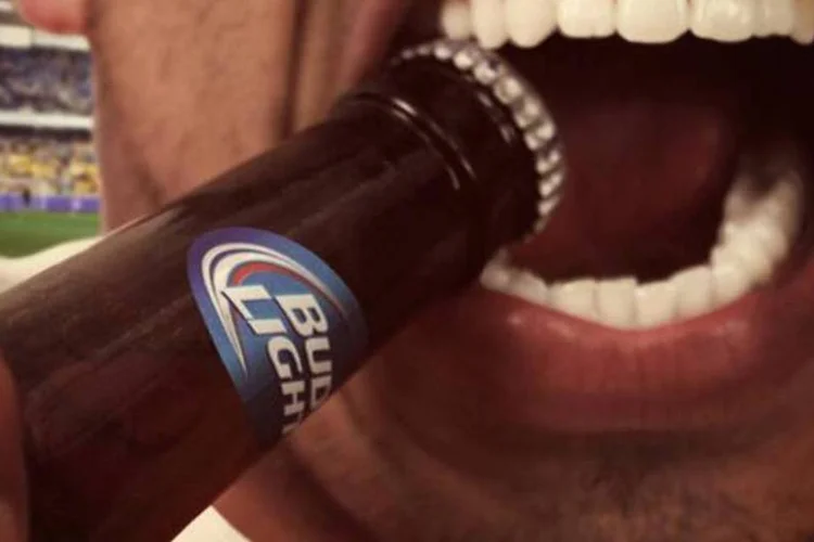 Bud Light faz piada com mordida a Suarez: marcas embarcaram no assunto do momento no mundo inteiro (Reprodução/Twitter/Bud Light)