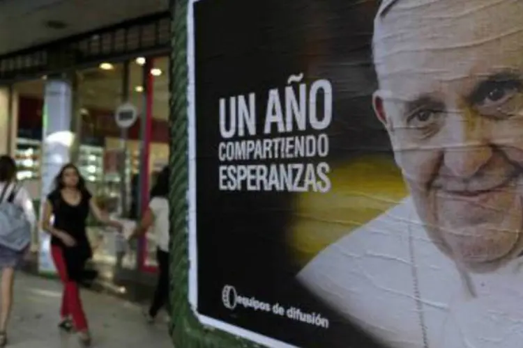 Papa Francisco saindo de ônibus ao chegar em Ariccia, nos arredores de Roma: apenas 1% dos argentinos têm imagem ruim do papa, segundo instituto Catterberg (AFP)