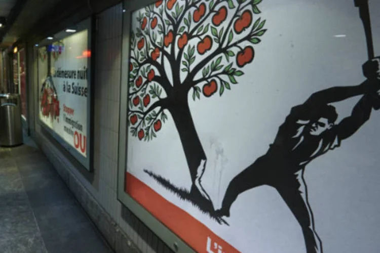 Pôster contra migração em massa na Suíça: proposta sobre imigração limita a entrada de trabalhadores estrangeiros no país com o estabelecimento de cotas (Denis Balibouse/Reuters)