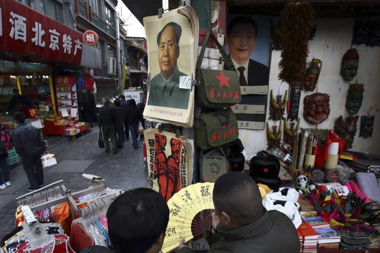 Pôsteres de Mao Tsé-Tung e do presidente Xi Jinping são vendidos em Beijing, na China (Tomohiro Ohsumi/Bloomberg)