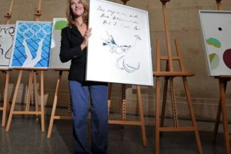 A artista Tracey Emin exibe o pôster que criou  (Ben Stansall/AFP)