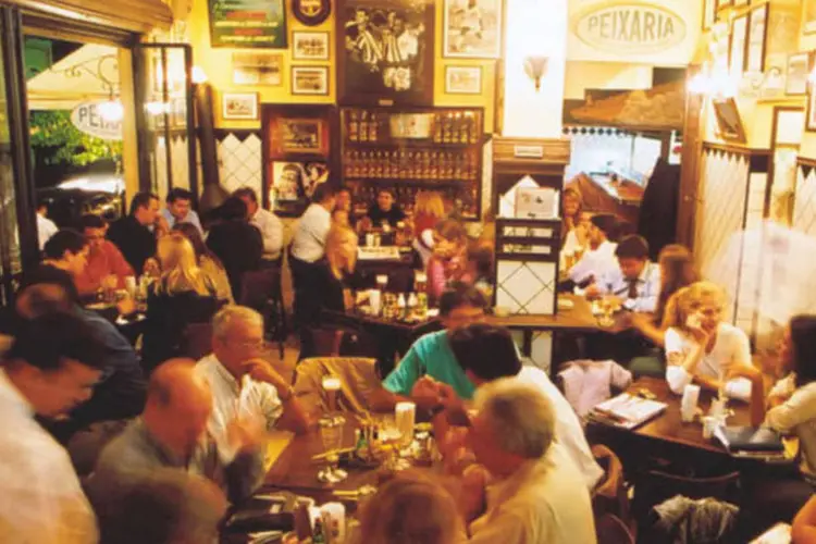 Bar: o segmento de bares e restaurantes teve contração de 43,4% entre março e a segunda semana de abril (Divulgação/Divulgação)