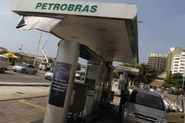 
	Um posto de gasolina da Petrobras &eacute; visto na praia de Copacabana no Rio de Janeiro
 (Bruno Domingos/Reuters)