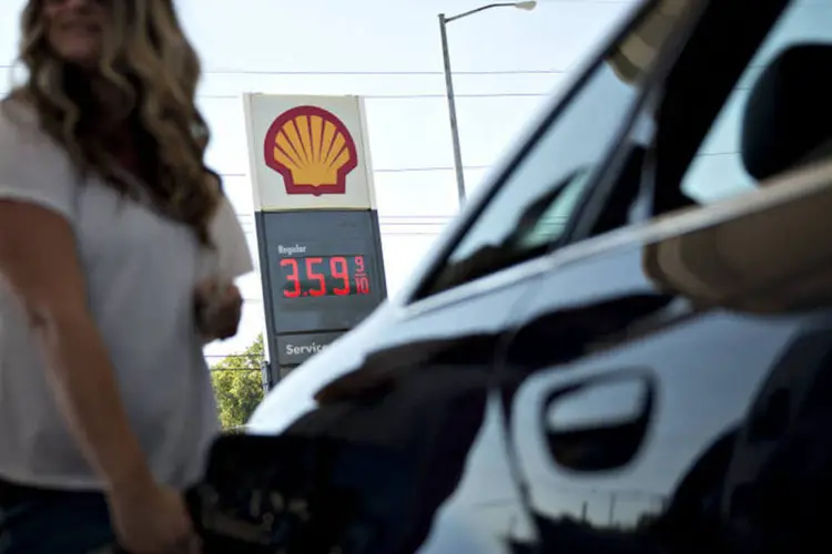Mulher abastece o seu carro em um posto da Shell em Peoria, no estado norte-americano de Illinois (Daniel Acker/Bloomberg)