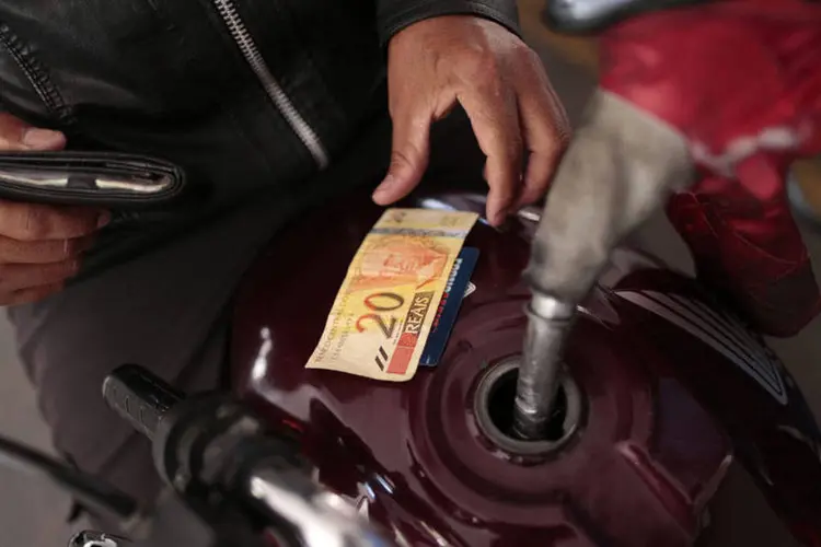 
	Consumidor abastece uma moto em um posto: pr&oacute;ximos IGPs devem trazer o reajuste dos combust&iacute;veis
 (Ueslei Marcelino/Reuters)