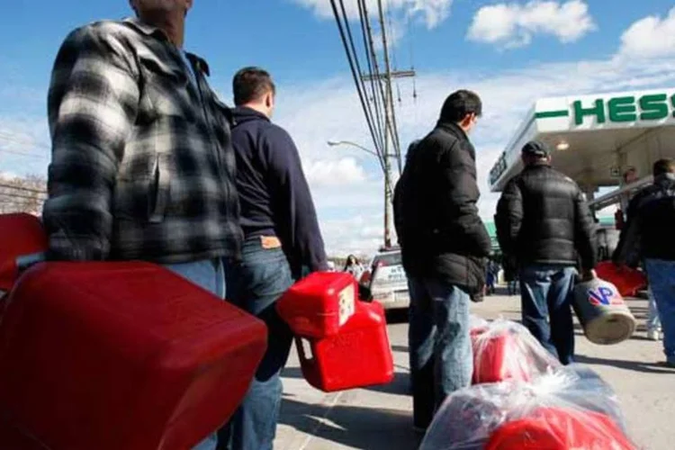 os postos Hess de Nova York e Long Island e Nova Jérsei estão funcionando normalmente, mas as filas são grandes (REUTERS/Mike Segar)