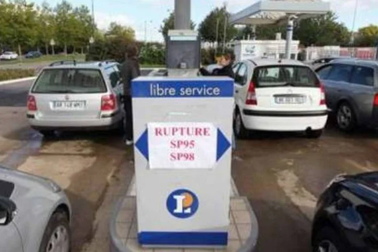Os postos de gasolina na França enfrentam dificuldade com a falta de abastecimento (Cyril Folliot/AFP)