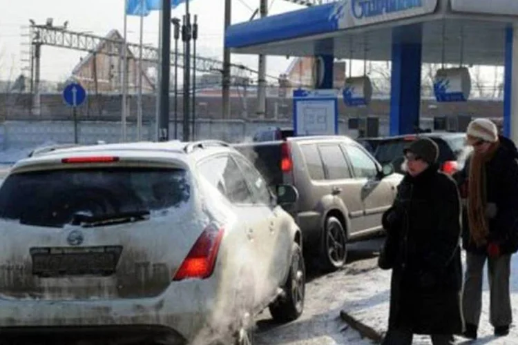 Posto de gasolina em Moscou: cerca de 10 regiões têm problemas de abastecimento (Natalia Kolesnikova/AFP)