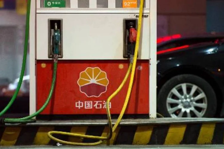Barril de Brent era negociado abaixo de 60 dólares pela primeira vez em mais de cinco anos, o que aumentava as dúvidas do mercado (Johannes Eisele/AFP)