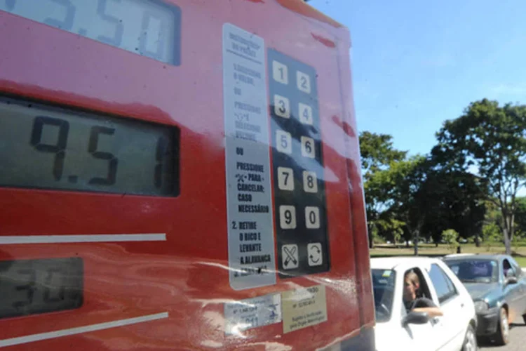 Congelamento dos preços da gasolina para distribuidores por vários anos foi prejudicial não só para a Petrobras como para o setor de etanol (Marcello Casal Jr./ABr)