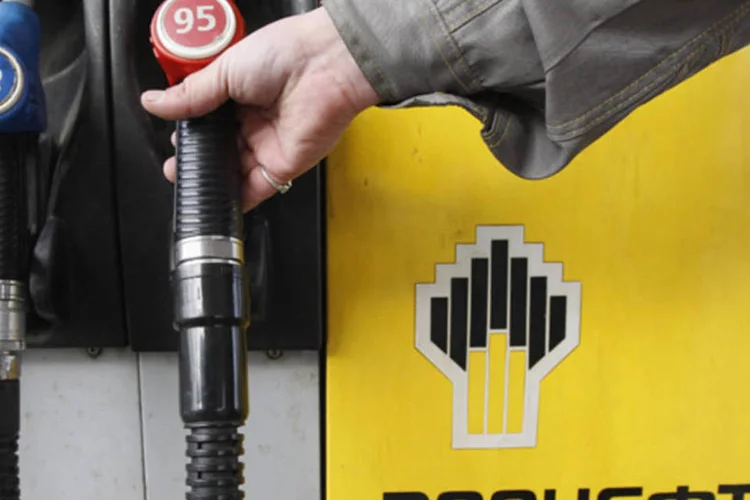 
	Bomba de gasolina da companhia Rosneft: contrato deve ser cumprido em um prazo de cinco anos
 (Alexander Demianchuk/Reuters)