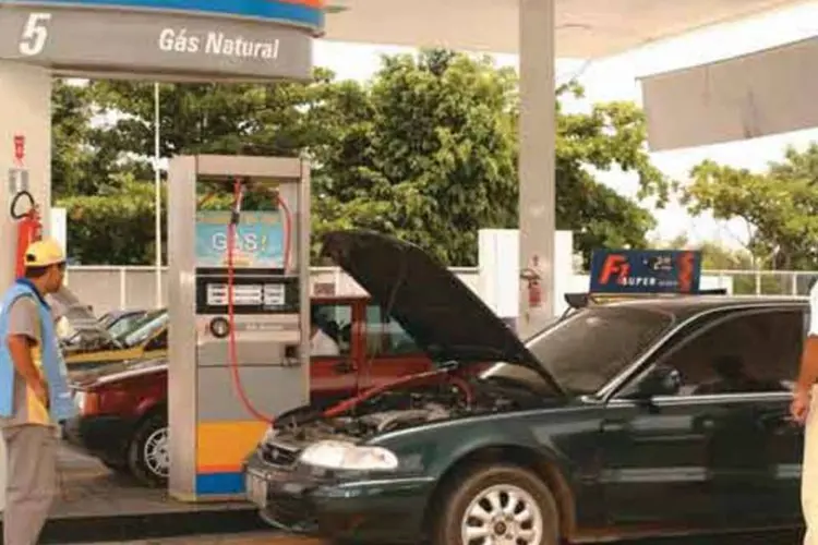 
	Carro sendo abastecido com G&aacute;s Natural Veicular: o Campo de Marlim Sul foi o maior produtor de petr&oacute;leo e o segundo de g&aacute;s natural, com m&eacute;dia de 334,2 mil barris por dia de &oacute;leo equivalente
 (Divulgação)