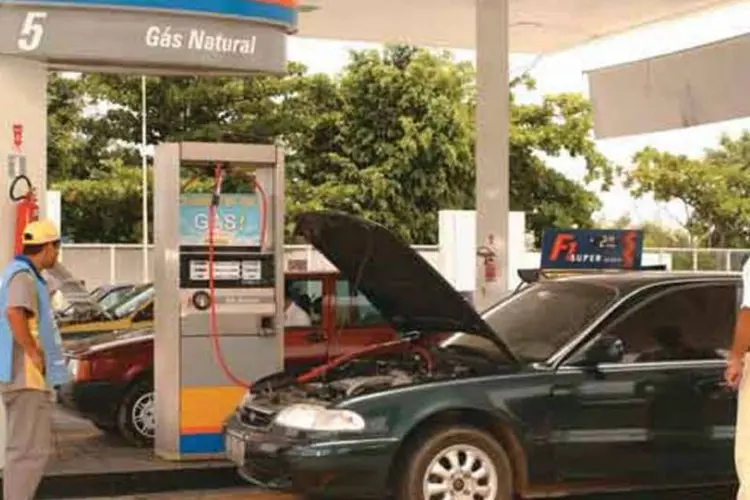 Carro sendo abastecido com GNV: custo com combustível mensal pode cair para mais da metade (Divulgação/Divulgação)