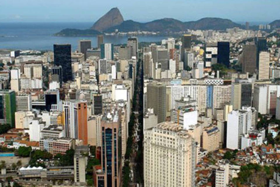 Acidente entre 2 ônibus deixa 30 feridos no Rio