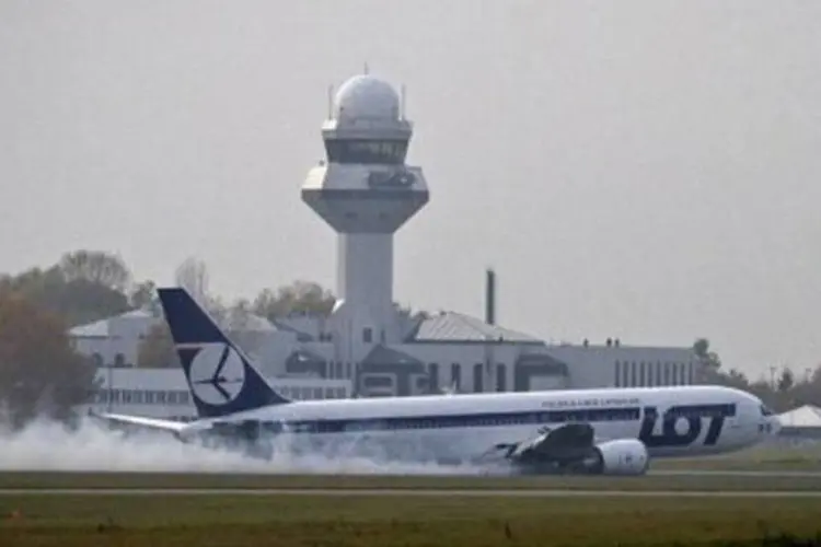 Boeing 767 faz pouso de barriga em um aeroporto na Polônia (Wojtek Radwanski/AFP)