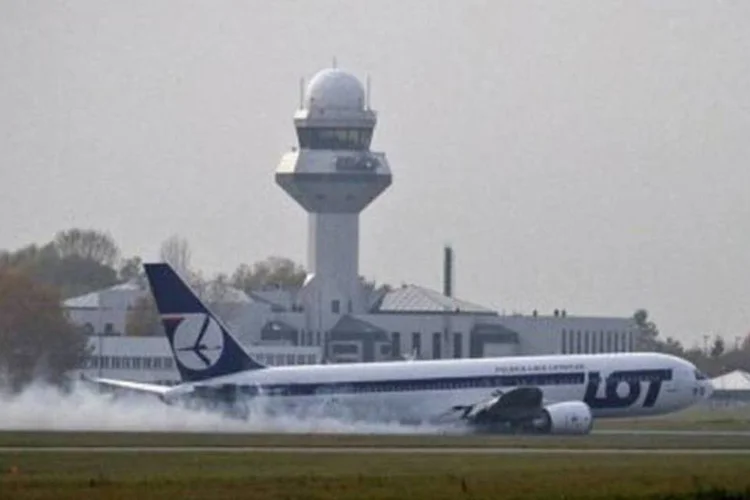 A aeronave tinha a bordo 220 passageiros e onze tripulantes (Wojtek Radwanski/AFP)