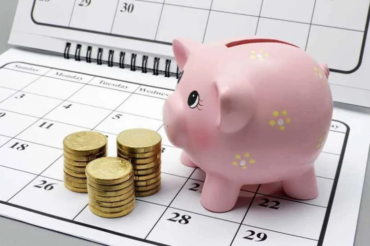Cofrinho em formato de porco, moedas e calendário (Lai leng Yiap/Thinkstock)