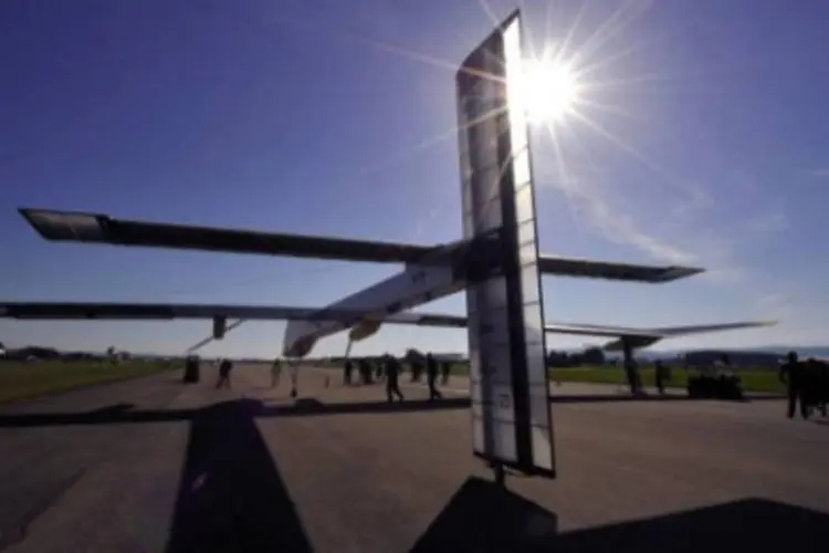 Avião Solar Impulse na pista após passar 26 horas voando apenas com energia solar (.)