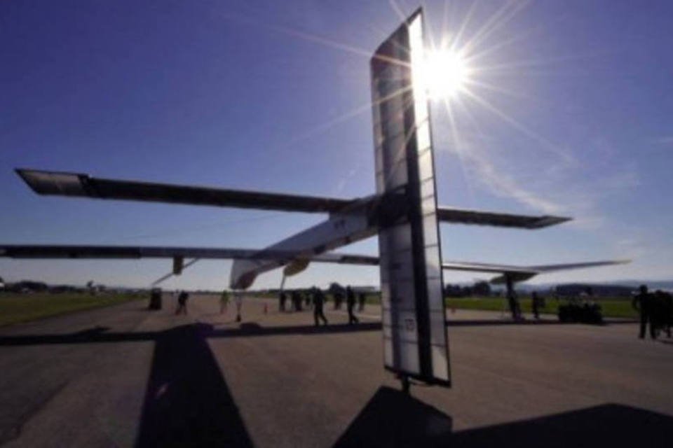 Avião Solar Impulse aterrissa após voo de 26 horas