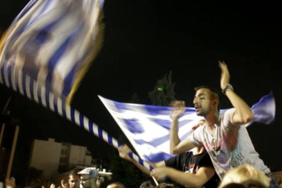 Parlamento grego aprova plano de austeridade com 155 votos