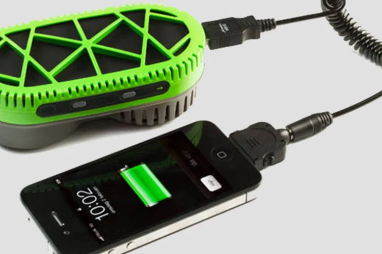 O aparelho possui uma bateria de lithium-ion de 1600mAh, que também fornece energia extra (Divulgação)