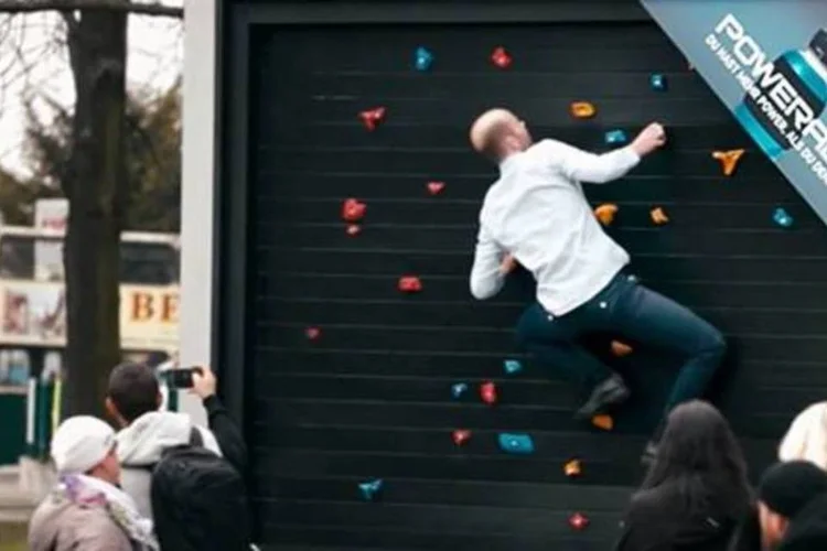
	Campanha Powerade: pain&eacute;is publicit&aacute;rios transformavam-se em equipamentos para treino como uma parede de escalada, um saco de boxe e at&eacute; uma barra de levantamento de peso
 (AdNews)